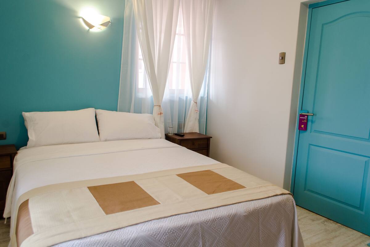 Quarto casal standard, 1 cama Queen, banheiro privativo | Frigobar, cofres nos quartos, quartos à prova de som
