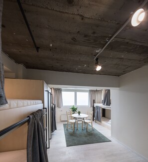 Caja de seguridad en la habitación y escritorio 