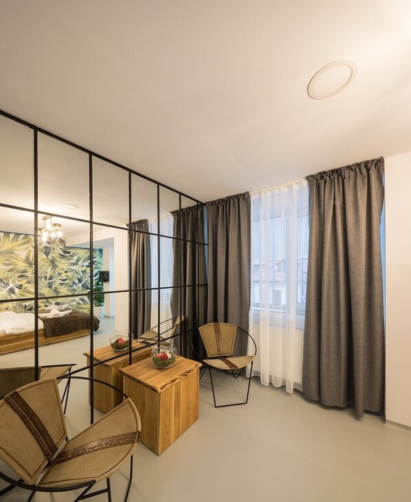 Caja de seguridad en la habitación y escritorio 