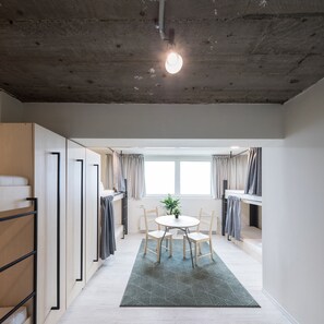 Felles sovesal – basic | Safe på rommet, skrivebord, strykejern/-brett og wi-fi (inkludert)