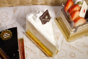Un présentoir de desserts avec divers gâteaux et une tablette de chocolat.