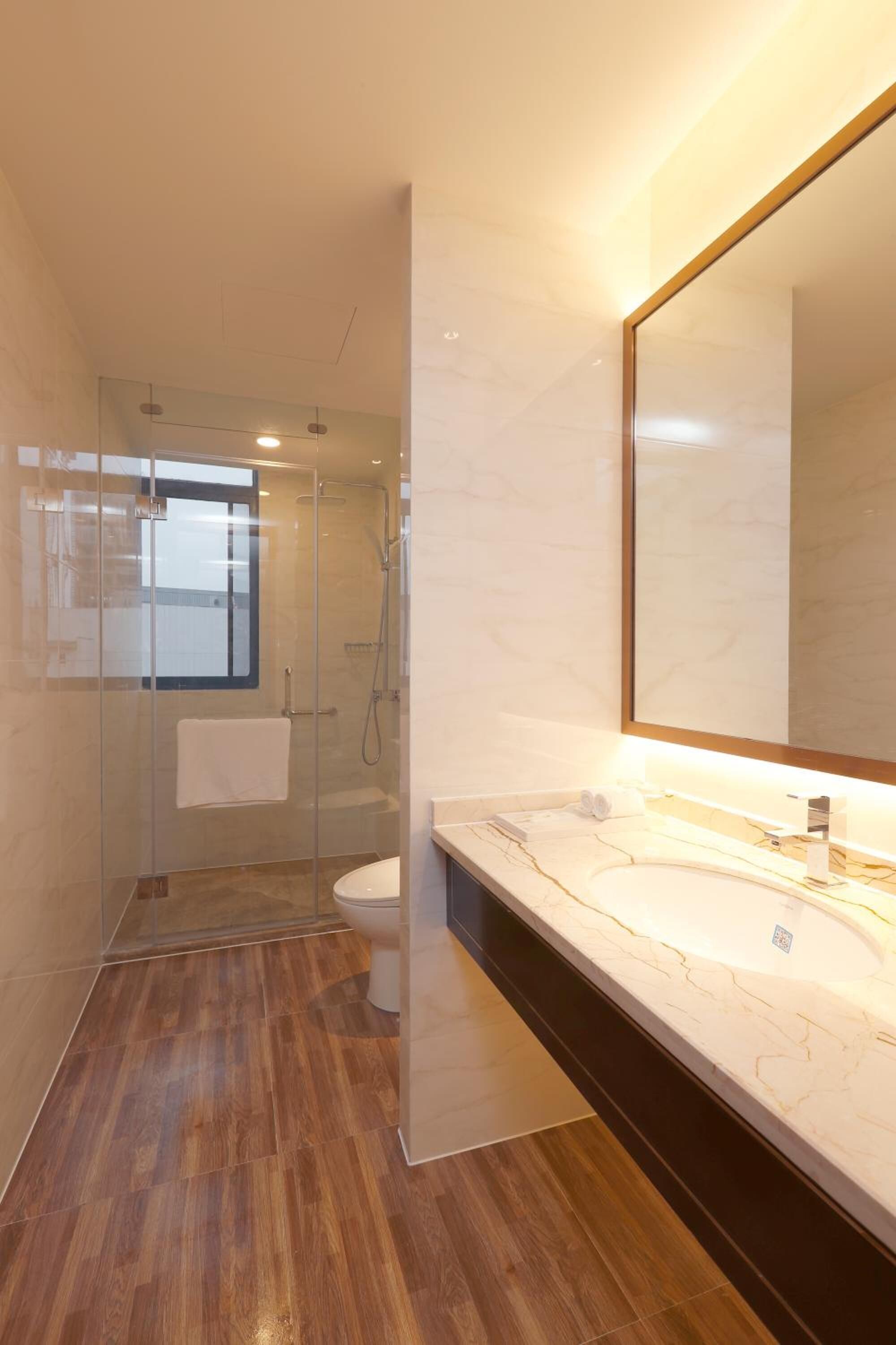 Shower, free toiletries, towels