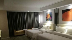 A hotel room with two beds, a desk, a chair, and a large mirror. - Yilong Hotel (Nanjing Southeast University Branch) (Nanjing)