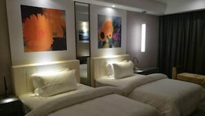 A hotel room with two beds, a nightstand, a desk, and a chair. - Yilong Hotel (Nanjing Southeast University Branch) (Nanjing)