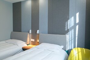 Habitación estándar con 2 camas individuales | Caja de seguridad en la habitación, escritorio y cortinas blackout 