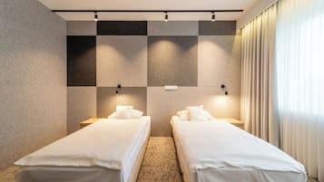Phòng 2 giường đơn Premium, 2 giường đơn | Bộ đồ giường cao cấp, két bảo mật tại phòng, bàn, màn/rèm cản sáng