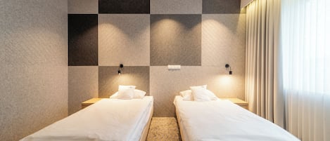 Chambre Premium avec lits jumeaux, 2 lits une place | Literie de qualité supérieure, coffres-forts dans les chambres, bureau