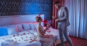 尊爵套房, 3 張單人床 | 起居區 | 32-吋 LCD 液晶電視、衛星頻道、電視