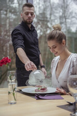 供應早餐、午餐和晚餐，當地和國際料理