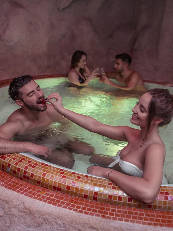 Sauna, hot tub, steam room, Turkish bath/hammam, body treatments