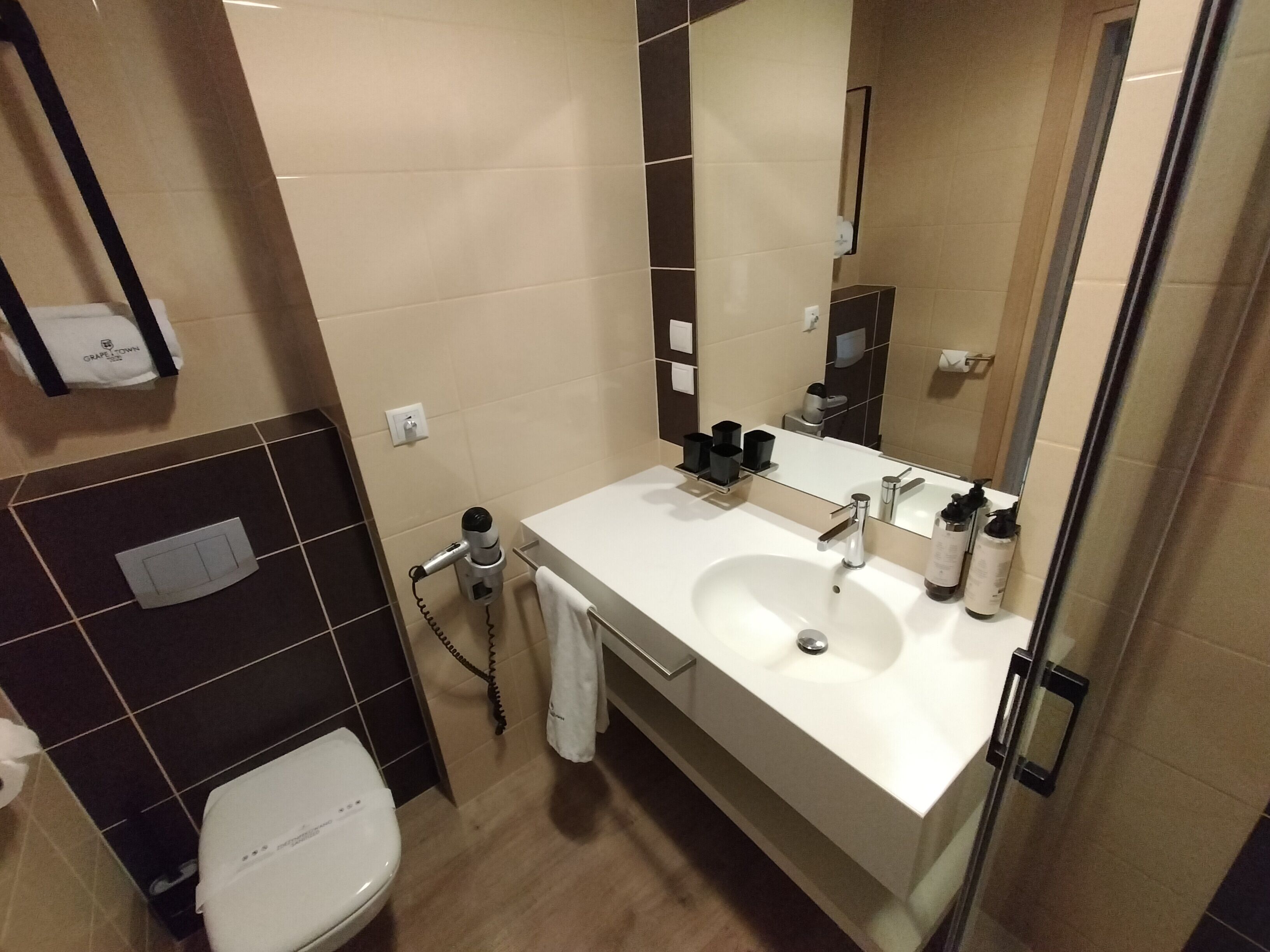 standard room, 1 king bed, private bathroom | bathroom | free toiletries, hair dryer, towels