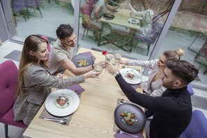 Breakfast, lunch, dinner served; local and international cuisine  - Grape Town Hotel (Zielona Gora)