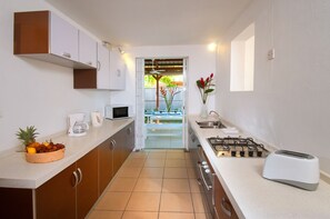 Lodge, 3 Bedrooms, Garden View, Garden Area | Private kitchen | Fridge, microwave, oven, dishwasher - Gardens Retreat (Grand-Baie)