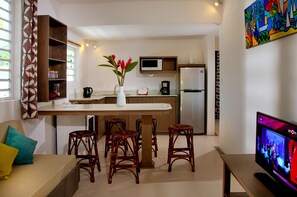 Lodge, 2 Bedrooms, Garden View, Garden Area | Cocina privada | Refrigerador, microondas, horno y lavavajillas