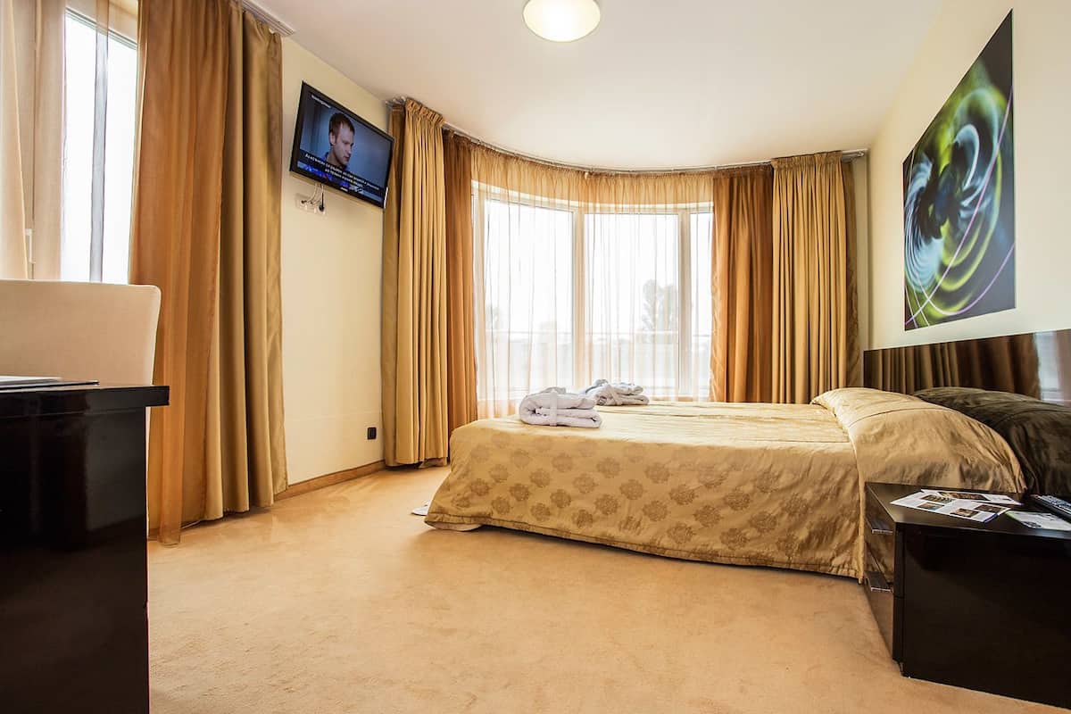 Doppelzimmer (with Free underground parking) | Schreibtisch, schallisolierte Zimmer, kostenlose Babybetten