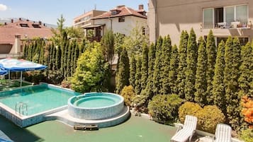 Outdoor pool, sun loungers
