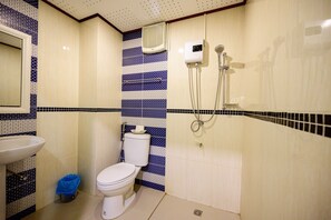 Chambre supérieure | Salle de bain | Douche, articles de toilette (gratuits), serviettes fournies