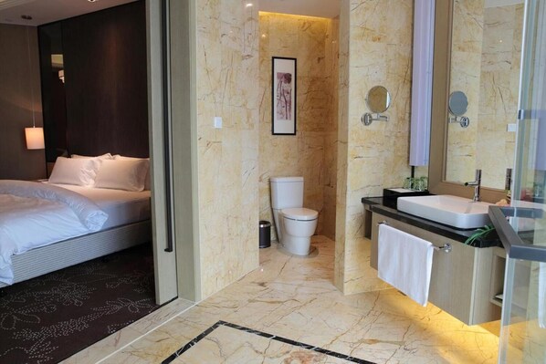 Doccia, set di cortesia gratuito, asciugacapelli, pantofole