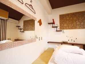 ํธ๋๋์
๋ ํธ์๋ฃธ (Japanese-Style, with Private Shower) | 1 ๊ฐ์ ์นจ์ค, ๊ฐ๊ฐ ๋ค๋ฅธ ์คํ์ผ์ ์ธํ
๋ฆฌ์ด, ๊ฐ๊ฐ ๋ค๋ฅด๊ฒ ๊ฐ๊ตฌ ๋น์น, ์๋ง ์ปคํผ