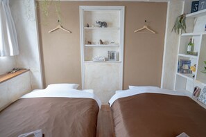 Standard Twin Room | Individually decorated, individually furnished, blackout drapes - Hostel & Bar CUORE KURASHIKI (Kurashiki)