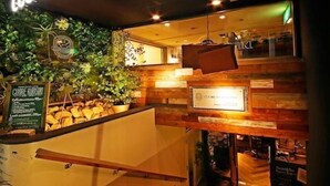 L'ingresso di un ristorante con un cartello che riporta la scritta "KURASHIKI".