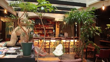 Café da manhã, almoço e jantar; culinária internacional
