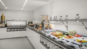 Una presentación de buffet moderna con diferentes estaciones de comida y un diseño limpio y minimalista.