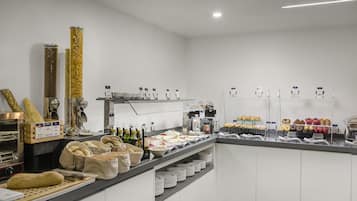 Se ofrece un desayuno bufé entre semana (15 EUR por persona)