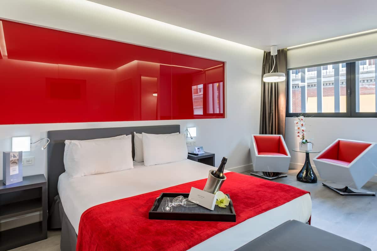 In-room safe, soundproofing, free WiFi, bed sheets