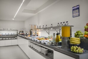 Petit déjeuner buffet servi en supplément en semaine