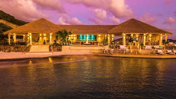 住宿正面 (夜晚)