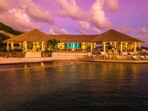 Voorkant accommodatie - avond/nacht