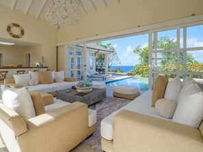 Villa de lujo, 5 habitaciones, vista al océano | Área de sala de estar | Televisión de pantalla plana 