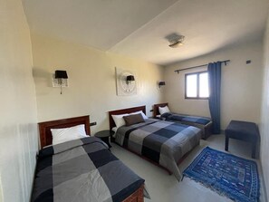 Comfort Quadruple Room, 1 Bedroom | Premium bedding, desk, free WiFi, bed sheets - Maison Tizi (Telouet)