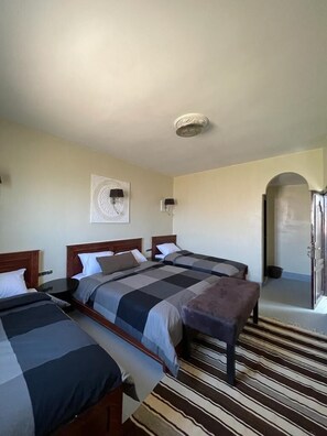 Comfort Quadruple Room, 1 Bedroom | Premium bedding, desk, free WiFi, bed sheets - Maison Tizi (Telouet)