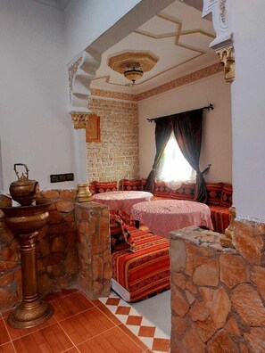 Se sirven desayunos, comidas, cenas y cocina marroquí