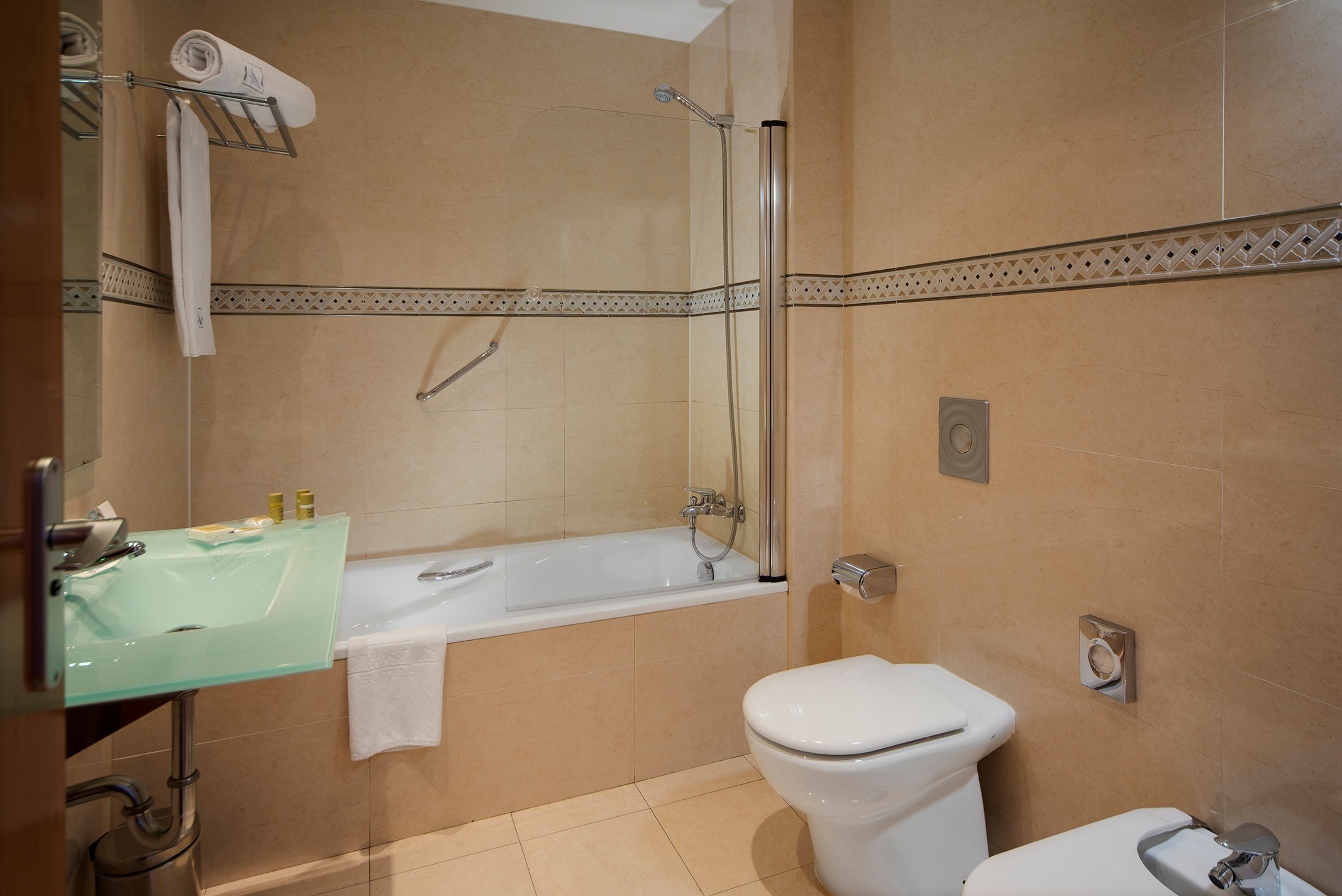 combined shower/bathtub, eco-friendly toiletries, hair dryer, bidet