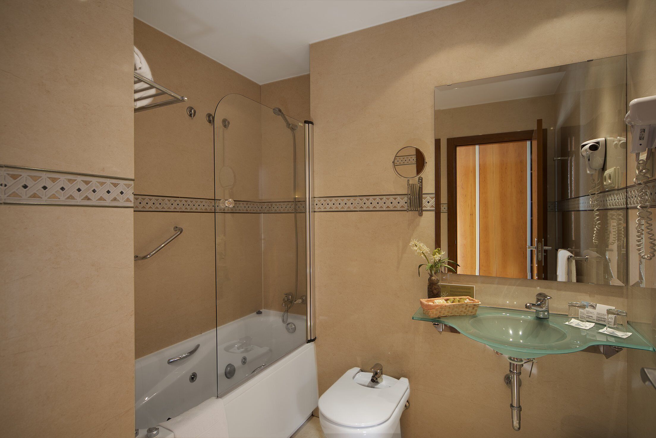 combined shower/bathtub, eco-friendly toiletries, hair dryer, bidet
