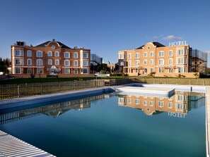 Una piscina al aire libre de temporada, socorrista en las instalaciones