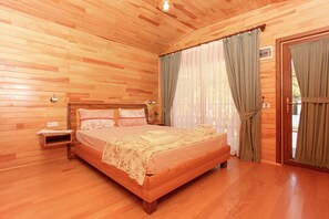 Casa en un árbol clásica | Escritorio, sistema de insonorización, wifi gratis