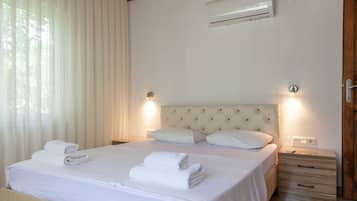 Apartment, 1 Bedroom | Desk, soundproofing, free WiFi