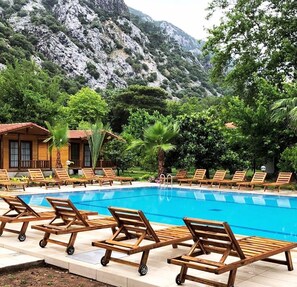 Una piscina al aire libre