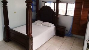 Unclassified image, 5 of 8, button - Auberge De La Cigogne (Port-au-Prince)