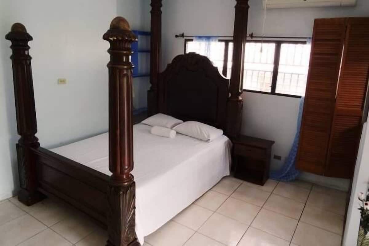 Economy Double Room Single Use, 1 Queen Bed, Accessible