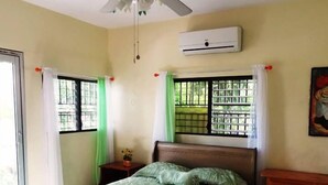 Unclassified image, 3 of 8, button - Auberge De La Cigogne (Port-au-Prince)