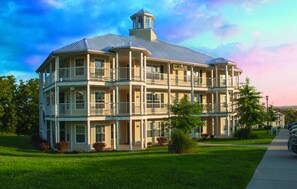 In-room safe, iron/ironing board, free cots/infant beds, bed sheets - Holiday Inn Club Vacations Holiday Hills Resort Branson by IHG (Branson)