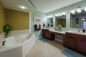 Grand Room, 3 Bedrooms (3 King Beds) | Bathroom | Combined shower/tub, deep soaking tub, free toiletries, hair dryer