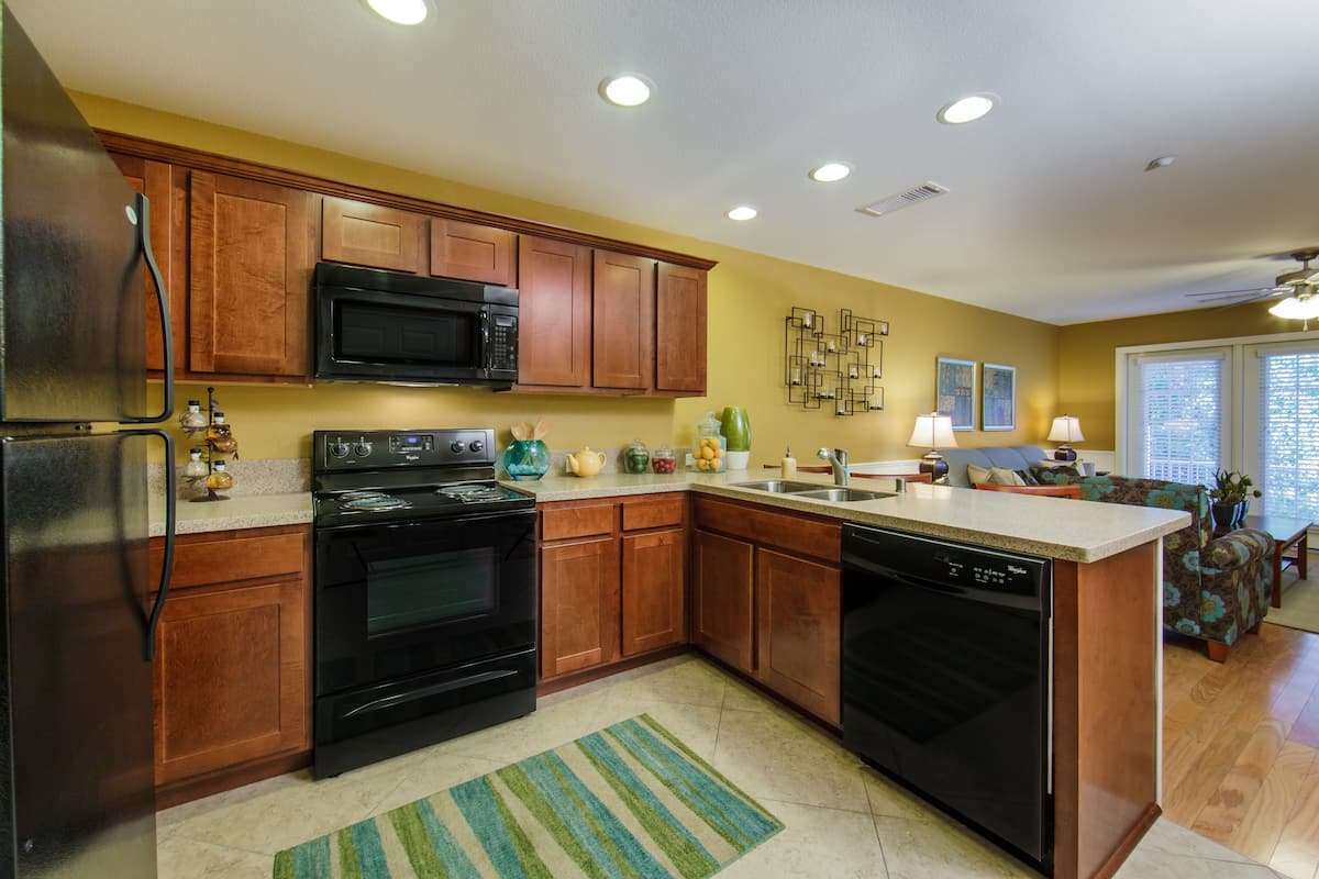 Full-size fridge, microwave, oven, stovetop