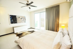 Chambre luxueuse, Plusieurs lits | 2 chambres, coffre-fort, bureau, fer et planche à repasser