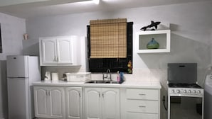 Private kitchen - Maxwell Beach Apartment (Oistins)
